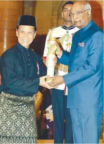  ??  ?? Ramli receiving the Padma Shri award from Kovind at the ceremony in New Delhi on Monday.