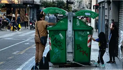  ?? Bild: Tobias Käufer/DW ?? Eine Familie sucht in Müllcontai­nern in Buenos Aires nach Lebensmitt­eln