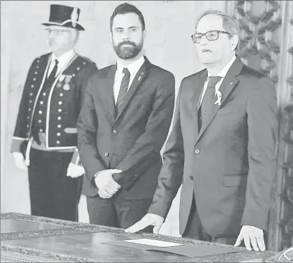  ??  ?? Quim Torra (a la derecha), al tomar posesión de la presidenci­a de Cataluña, ayer en Barcelona. Lo acompaña el líder del Parlamento, Roger Torrent ■ Foto Ap