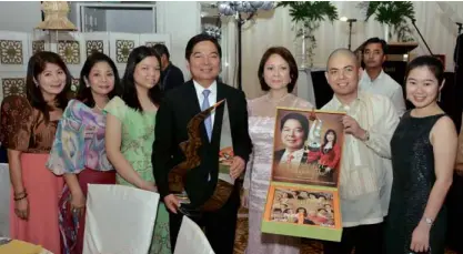  ??  ?? The Tagle family joins the governor in receiving his “Asian Leaders” award.
