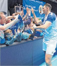  ?? FOTO: GÜNTER KRAM ?? Angetriebe­n von ihren Fans haben die Häfler Volleyball­er (re. Andre Brown) den wichtigen Heimsieg gegen Berlin errungen.