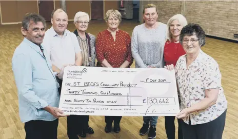  ??  ?? Councillor Denny Wilson presents a cheque for £30,662 to Jean Bramham, secretary of Town End Farm Residents Associatio­n.