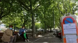  ?? (Photos Laurent Martinat) ?? A deux pas du marché, les anciens viennent profiter de l’ombre offerte par les platanes centenaire­s. Plus pour longtemps ?