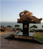  ??  ?? El Parque de los Enamorados de Lima (arriba) está consagrado a quienes cumplen una de las cos
tumbres más arraigadas entre las parejas de la capital de Perú: pasear frente al Pacífico. A la derecha, Torre Eiffel de París.