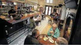  ??  ?? Clientes en el interior del bar Gaucho.