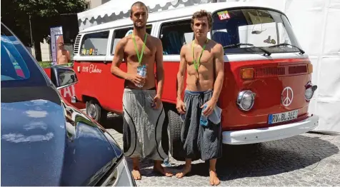  ??  ?? Love, Peace und Elektroaut­o: Benjamin Badent (links) und Benno Hartmann vor ihrem zum Stromer umgebauten VW Bus.