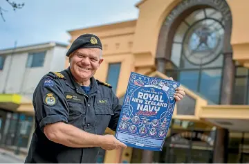  ?? PHOTO: MYTCHALL BRANSGROVE/FAIRFAX NZ ?? Actor Mark Hadlow promoting the show he has directed outside the Theatre Royal.