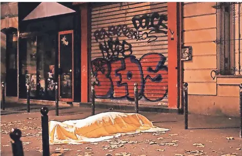  ?? FOTOS: JEROME DELAY/AP, NAUDIN ?? Ein Opfer der Terroriste­n liegt am Tag des Attentats, dem 13. November 2015, unter einer Decke vor dem Bataclan-theater in Paris.