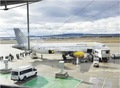  ?? Miguel Ángel Gracia ?? Varios pasajeros descienden de un avión en el aeropuerto de Zaragoza, a principios de este año.