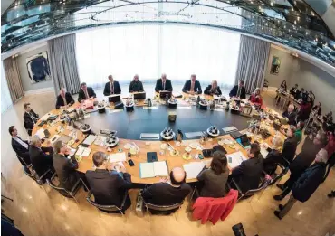  ?? Foto: dpa/Matthias Balk ?? Viele Stühle zu besetzen: der Kabinettst­isch in der Bayerische­n Staatskanz­lei
