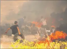  ??  ?? Palestinos queman neumáticos y agreden también por tierra la frontera con Israel desde Gaza, cada semana.