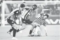  ?? — Gambar AFP ?? SENGIT: Babak aksi perlawanan Serie A Itali di antara Juventus dan Sassuolo di Stadium Allianz di Turin.
