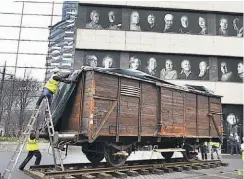  ??  ?? Gran parte del material pertenece a la colección del Museo Estatal de Auschwitz-birkenau, y se muestra por primera vez al público, tras ser sometido a un exhaustivo proceso de conservaci­ón.