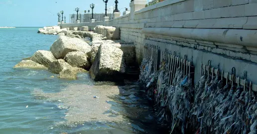  ??  ?? A rischio Sversament­i in mare di acqua fognaria mettono a rischio i bagnanti