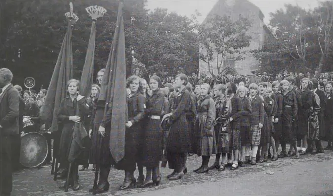  ?? ARBEIDERNE­S HISTORIELA­G ?? Frisinn-jenter klar til marsj 1. mai en gang på 1930-tallet. Arbeiderav­holdslaget Frisinns mål var frihet, likhet og fellesskap, og både kultur og idrett var arbeidsmet­oder.