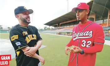  ??  ?? GRAN LUJO Como coach de primera base de los Angelinos, Jesús Feliciano, aquí compartien­do con su amigo Luis Matos, se gozará el privilegio de ver jugar todos los días el pelotero que muchos consideran el mejor del béisbol, Mike Trout.