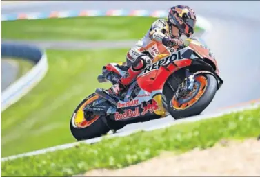  ??  ?? Stefan Bradl con la Honda de Márquez durante el pasado GP de la República Checa en el circuito de Brno.