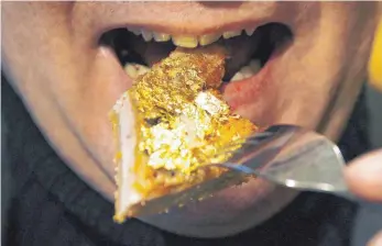  ?? FOTO: DPA ?? Vergoldete­s Schnitzel: Blattgold ist in mehrfacher Hinsicht geschmackl­os – weil frei von jeglichem Aroma.