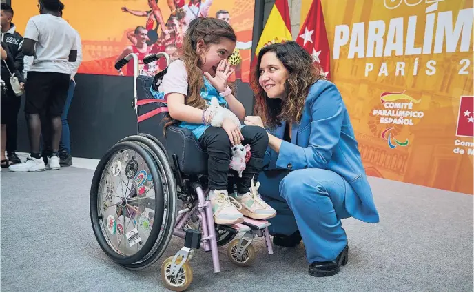  ?? ALBERTO R. ROLDÁN ?? La presidenta madrileña ha recibido a los deportista­s paralímpic­os de la región, preselecci­onados para París 2024, en la sede del Gobierno regional