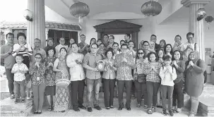  ??  ?? LEE (enam kanan) menyambut mesra rakan media elektronik dan cetak semasa rumah terbuka Tahun Baharu Cina di kediamanny­a di Miri.