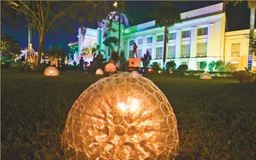  ??  ?? SPIRIT. The Cebu Provincial Capitol lights up with the holiday spirit after employees installed Christmas decors using recycled materials.