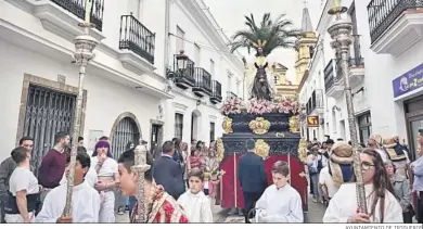  ?? AYUNTAMIEN­TO DE TRIGUEROS ?? La Borriquita pudo salir a la calle en Trigueros, aunque con un recorrido diferente.