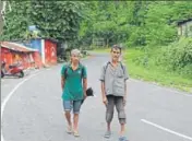  ?? BIKRAM SASHANKER /HT ?? Out of work because of the bandh in Darjeeling hills, wage labourers Ajay Rai (left) and Asok Thapa hunt for food inside Sukna forest every day.