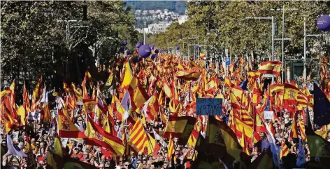  ?? FOTO: IMAGO ?? Rund 300.000 Menschen demonstrie­rten gestern in Barcelona für die Einheit Spaniens.