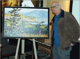  ?? JAMES MILLER/Penticton Herald ?? Local artist Ken Gillespie unveils the official painting of the 2017 ITU World Multisport Championsh­ipsataVIPr­eception,Thursdayat­thePentict­onLakeside­Resort.