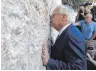  ?? FOTO: AFP ?? David Friedman, neuer USBotschaf­ter in Israel, beim Gebet an der Klagemauer.