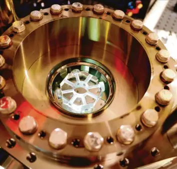  ?? Foto: Sebastian Blatt, MPQ ?? Das Bild zeigt einen optischen Resonator, in dem Wissenscha­ftler einzelne Atome fangen und kontrollie­ren können. Sie bilden das Herzstück eines Quantensim­ulators – eine spezielle Art des Quantencom­puters.
