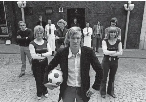  ?? FOTO: IMAGO IMAGES ?? Fertig machen fürs Firmenfoto: Günter Netzer steht am 5. Juli 1971 mit Angestellt­en vor seiner Discothek „Lovers Lane“.
