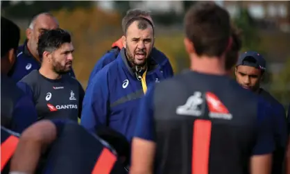  ??  ?? Michael Cheika talks to his players during a training session in Newport before Saturday’s Test in Cardiff. Photograph: Dan Mullan/GettyImage­s