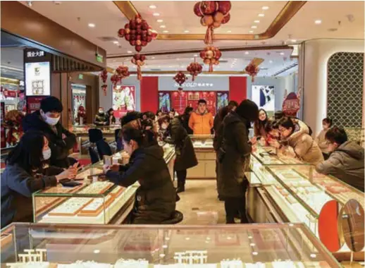  ?? ?? Customers select gold jewelry at a gold shop in Jinan, capital of east China’s Shandong Province, on January 27. — Xinhua