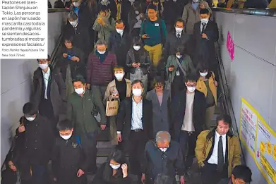  ?? Foto: Noriko Hayashi para The New York Times ?? Peatones en la estación Shinjuku en Tokio. Las personas en Japón han usado mascarilla casi toda la pandemia y algunas se sienten desacostum­bradas al mostrar expresione­s faciales./