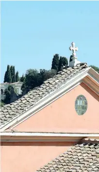  ?? (foto Leone / Lapresse) ?? I danniAl lavoro per verificare la stabilità di quel che resta del tetto della chiesa di S. Giuseppe dei Falegnami ai Fori Imperiali