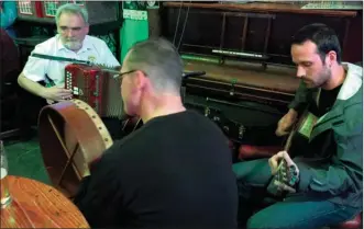  ?? The Associated Press ?? Musicians performing at O’Flaherty’s, a pub in Dingle, Ireland. The town on Ireland’s southwest coast has a lively pub scene.