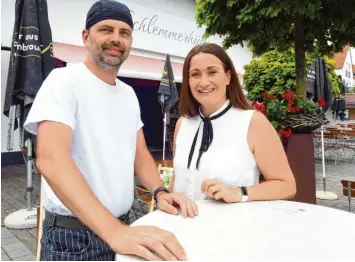  ?? Fotos: Marcus Merk ?? Martin und Caroline Kalchschmi­d haben ihre Schlemmerh­ütte in einem ehemaligen Supermarkt eröffnet. Traditione­ll mit Highlights nennen sie ihre Küche.