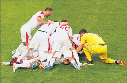  ?? [ Reuters] ?? Die serbische Version einer Jubeltraub­e, Kolarov besorgte mit einem Freistoß das 1:0 gegen Costa Rica.