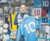  ?? FOTOS: P. PUNTÍ ?? El sótano de la casa de Massimo Vignati tiene camisetas de Maradona, la chaqueta del famoso calentamie­nto en Múnich, las botas de la ‘semi’ de México-86