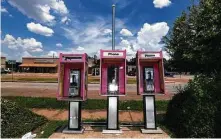  ?? Elizabeth Conley / Houston Chronicle ?? These pay phones in front of a gas station on Hillcroft Street were used in a fraud scheme, federal prosecutor­s said.