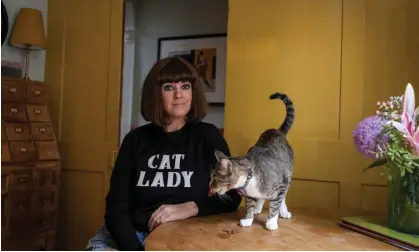  ?? Photograph: Toby Madden ?? ‘I love how pets make a home feel’: Dawn O’Porter at home in LA with Boo, one of her two cats.