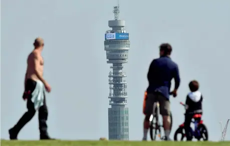  ??  ?? La vista
Un messaggio a sostegno del sistema sanitario britannico sulla BT Tower visto da Primrose Hill a Londra