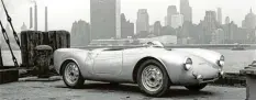  ?? ?? Dieses Bild zeigt einen 550 Spyder, der 1953 vor der Verschiffu­ng zum berühmt‰ berüchtigt­en Rennen Carrera Panamerica­na vor der New Yorker Skyline wartet.