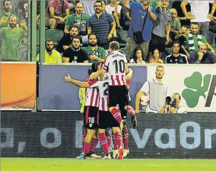  ?? FOTO: J. ECHEVERRIA ?? Los jugadores del Athletic celebran uno de los goles marcados ayer en el Apostolos Nikolaidis de Atenas