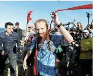  ?? Picture: ZOUBEIR SOUISSI/REUTERS ?? EXTREME FEAT: Britain’s Russ Cook is surrounded by supporters in Tunisia on Sunday after becoming the first person to run the entire length of Africa
