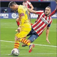  ??  ?? Koke intenta quitarle el balón a Messi.