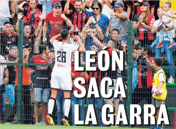  ?? JOSÉ CORDERO ?? Moya celebró con su gente en el estadio Rafael Bolaños.