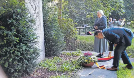  ?? FOTO: WOLFGANG LUTZ ?? Zum Gedenken legte Bürgermeis­ter Werner Binder eine Blumenscha­le am Kriegerden­kmal nieder.