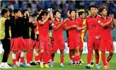  ?? EFE ?? Los jugadores de Corea del Sur saludan tras empatar ante Uruguay.